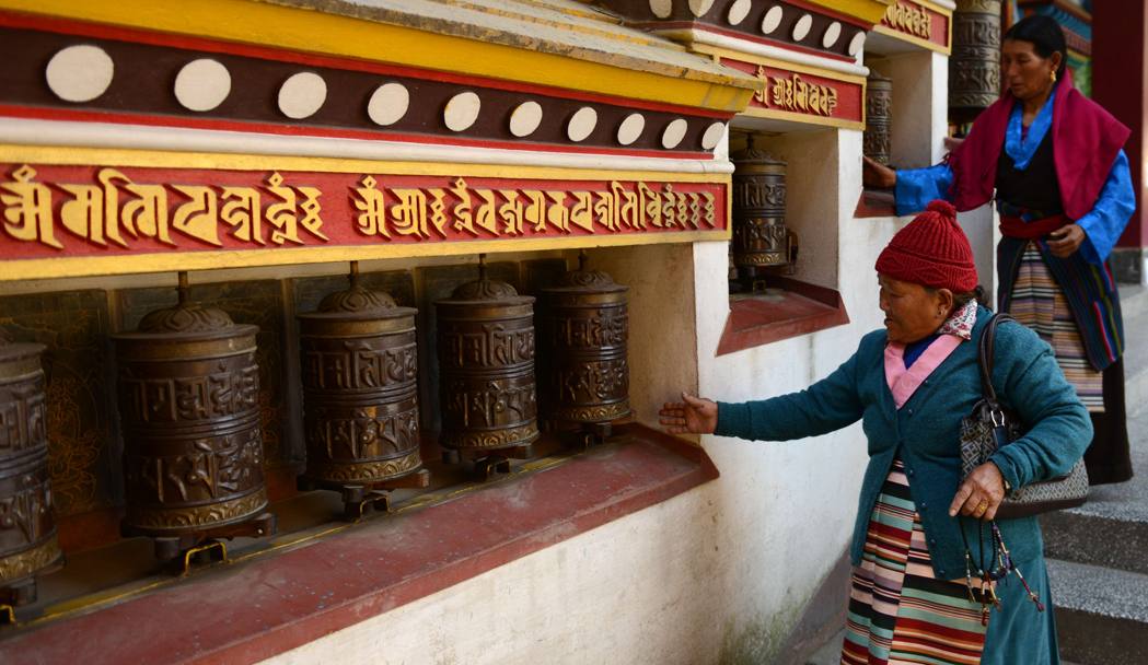 La madre di una vittima al monastero di Kathmandu. Afp